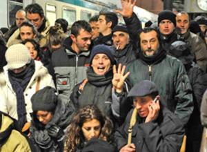 Prigionieri nel treno in panne