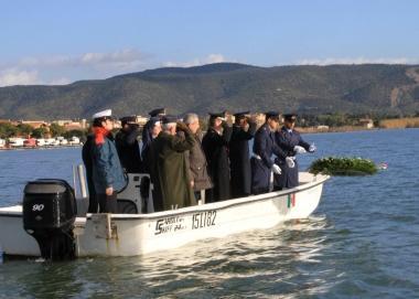 <b>IN MARE.</b> Il lancio della corona 