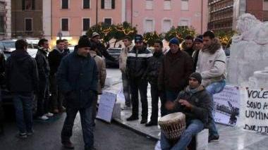 <b>MANIFESTAZIONE.</b> Migranti in piazza con i lavoratori