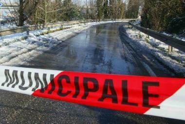Viaggiatori dormono in branda allaeroporto. Sopra tetti imbiancati, a destra un vigile urbano e il piazzale della stazione con la tenda per i soccorsi 