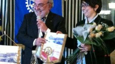 Il presidente del Rotary Rosignano Marzio Berrugi premia Valentina Domenici