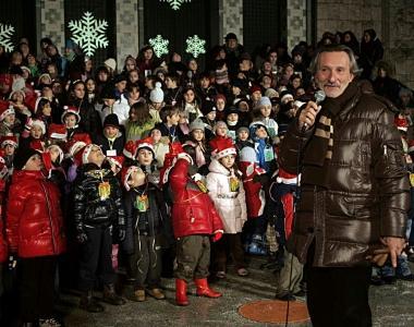Il sindaco Bellandi con i bambini ieri in piazza del Popolo 