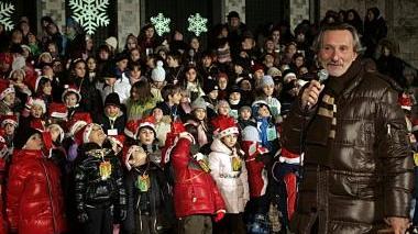 Il sindaco Bellandi con i bambini ieri in piazza del Popolo