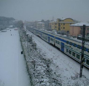 Un treno sulla linea di Lucca 
