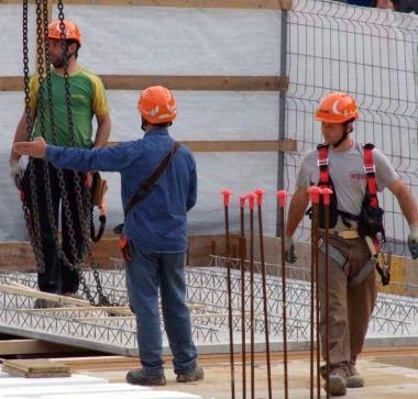 «Natale nero per l'edilizia». Ma arriva l'aumento: 35 euro al mese