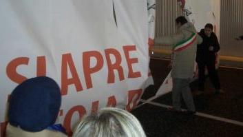 Il sindaco strappa il grande drappo di carta che chiude l’ingresso