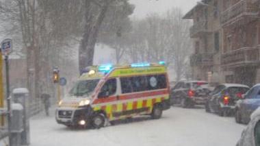 Maestre e bidelle isolate nella loro scuola fino a sera