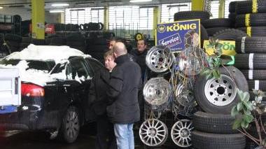 Clienti in coda da Ciarnese Gomme