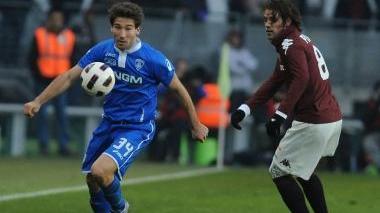 Il giovane difensore azzurro Lorenzo Tonelli mentre cerca di impostare un’azione per gli azzurri