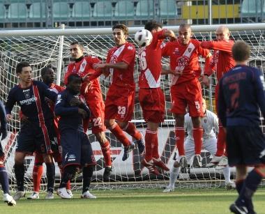 <b>BARRIERA</b> I biancorossi si oppongono a un calcio di punizione del Crotone nel corso del primo tempo       