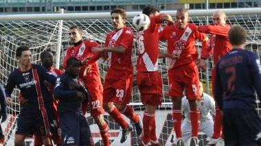 <b>BARRIERA</b> I biancorossi si oppongono a un calcio di punizione del Crotone nel corso del primo tempo