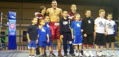 <b>STELLINE. </b> Luca Tassi insieme ai bambini della sua scuola di pugilato  