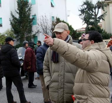 <b>PERPLESSI.</b> Alcuni tifosi parlano fuori dallo stadio 