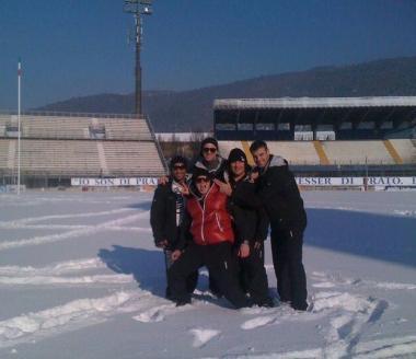 De Rossi e alcuni giocatori sul campo coperto di neve del Lungobisenzio 