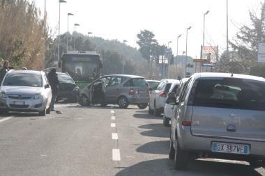 Le auto semidistrutte e le altre vetture in coda in via Mondolfi 