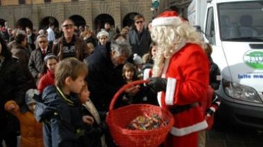 Babbo Natale in piazza con i bimbi (archivio)