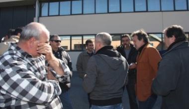 Dipendenti del Fedora nel periodo della chiusura del lanificio e il titolare Piero Nardi     