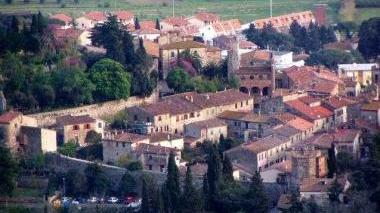 Una veduta aerea di Suvereto
