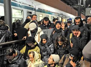 Treni nel caos, pendolari a piedi