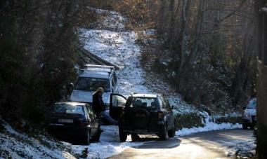 <b>GHIACCIO.</b> Una strada di montagna A destra un mezzo che sparge sale  