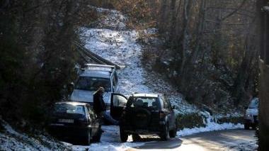 <b>GHIACCIO.</b> Una strada di montagna A destra un mezzo che sparge sale