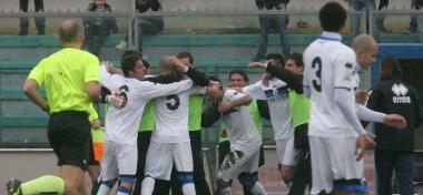 A sinistra lesultanza dopo il gol di Miani e sopra il presidente Battini 