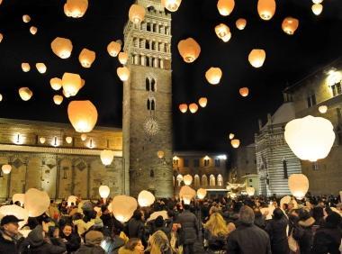 Il momento del lancio delle sky lantern in piazza del Duomo  