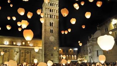 Il momento del lancio delle sky lantern in piazza del Duomo