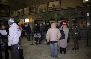 In coda alla biglietteria della stazione             