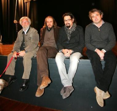 A sinistra il secondo da sinistra è Martinelli insieme ad altri volontari impegnati nel teatro, a destra il teatro che si trova a Marcialla tra Certaldo e Barberino Valdelsa