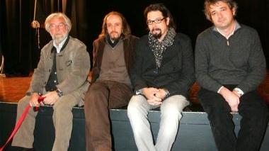 A sinistra il secondo da sinistra è Martinelli insieme ad altri volontari impegnati nel teatro, a destra il teatro che si trova a Marcialla tra Certaldo e Barberino Valdelsa