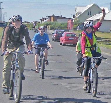 <b>GIOVANI EUROPEI </b>Marta Olivo (a destra) pedala con altri volontari in Islanda  