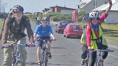 <b>GIOVANI EUROPEI </b>Marta Olivo (a destra) pedala con altri volontari in Islanda