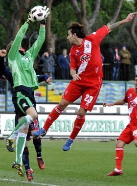 <b>CROSS.</b> Il portiere Belec salta pi&ugrave; in alto di Giuseppe Greco 