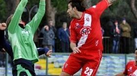 <b>CROSS.</b> Il portiere Belec salta più in alto di Giuseppe Greco