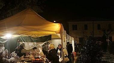 Il mercatino in piazza Battisti