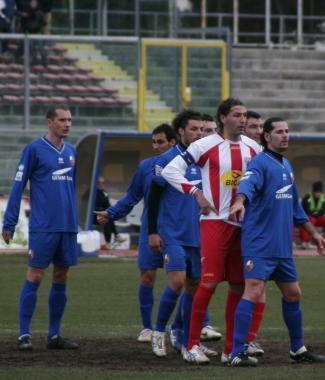 Sopra due immagini della partita perduta dai rossoneri a Barletta (foto Gazzetta Lucchese)  