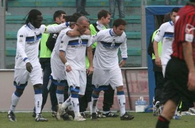 Passiglia viene festeggiato dopo il gol e sopra unazione offensiva della Nocerina  