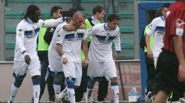Passiglia viene festeggiato dopo il gol e sopra un’azione offensiva della Nocerina