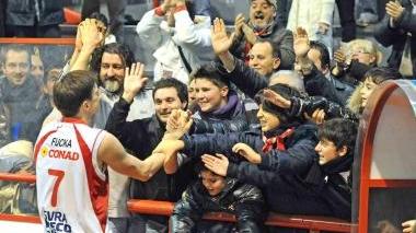 Gregor Fucka festeggiato dai tifosi a fine gara