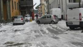 Neve e ghiaccio ricoprono piazza Curtatone e Montanara in pieno centro a Pontedera