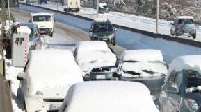 <b>TRAPPOLA BIANCA.</b> Automobilisti rimasti sotto la neve sull’autostrada: una sorte capitata a tanti