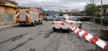 Larea dove sono caduti i vetri transennata dalla polizia municipale         