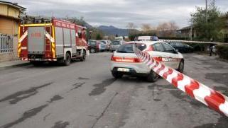 L’area dove sono caduti i vetri transennata dalla polizia municipale