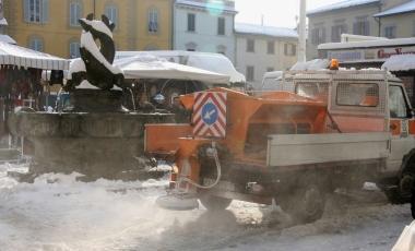 Un camion spargisale in piazza San Francesco  