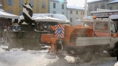 Un camion spargisale in piazza San Francesco