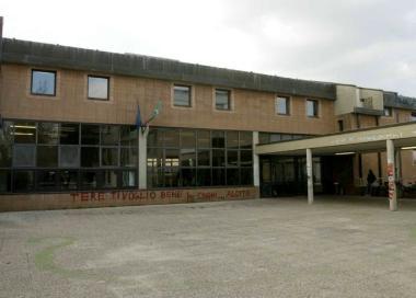 A sinistra la professoressa Marta Cassola e sopra il liceo Pontormo 