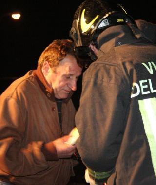 <b>INCIDENTE.</b> A destra gli accertamenti dopo limpatto A lato i vigili del fuoco esaminano il Suv   