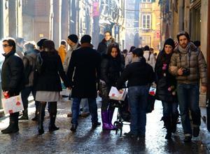 Sos dai commercianti «Sosta gratis fino al 25 per salvare i negozi»