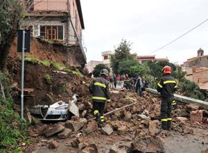 Crolla un muro di contenimento sulla strada per Poggio